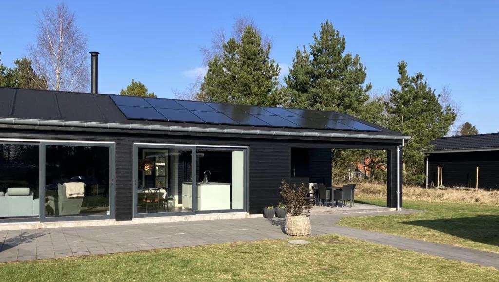 Sort solcelleanlæg på sommerhus