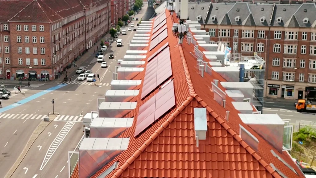 Røde solceller på tegltag