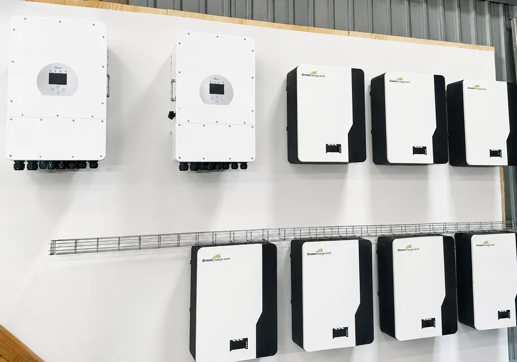 Syv GreenCharge.tech-batterimoduler og to Deye-invertere monteret på væg